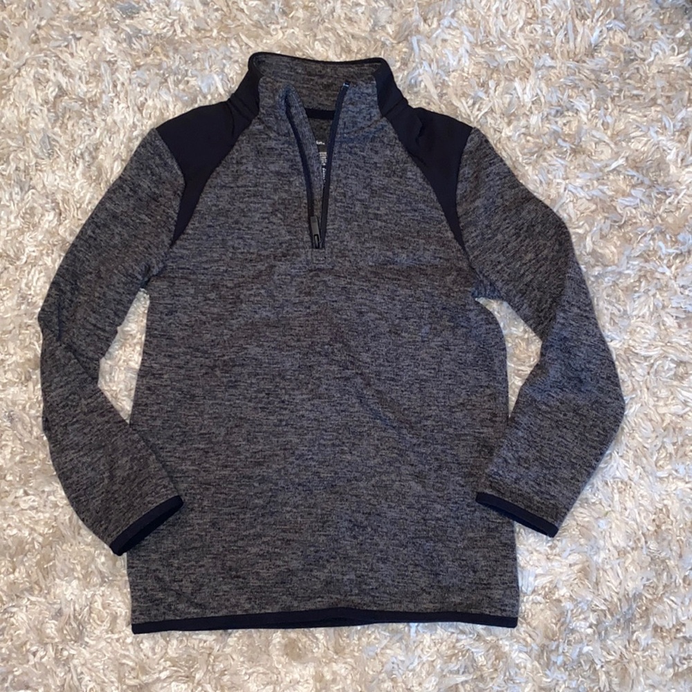 Boys Gray& Black Zip up Pullover sweater Size Small (6/7)